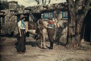 Cowboynak öltözött nők egy Bandera Hills-i fizetővendégfarmon