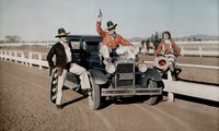 A Jaycees nevű vezetőképző szervezet tagjai egy kocsin pózolnak egy 1928-as phoenixi rodeón