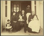 Jefferson Davis idős korában családja és szolgálói társaságában