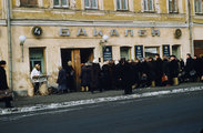 Egy élelmiszerbolt előtt kialakult sor Moszkvában 