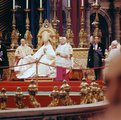 VI. Pál a zsinaton. A kép jobb oldalán látható pápai tiara volt mindezidáig az utolsó, amellyel pápát koronáztak.