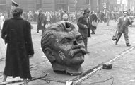 A ledöntött Sztálin-szobor feje