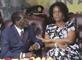 Az idős Mugabe és második felesége, Grace