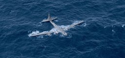 Egy, a Boeing által kifejlesztett, B-29-es négymotoros nehéz bombázó repülőgép lebeg az óceán vizében, miután kényszerleszállást hajtott végre