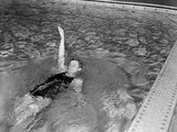 John F. Kennedy hátúszó tudományát mutatja be 1938-ban a Harvard egyetemi úszócsapatában