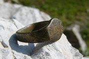 A három évszázada elveszített bronzgyűrű.