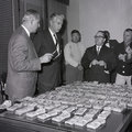 William G. Simons Los Angeles-i FBI-vezető és Joseph Casper FBI-igazgatóhelyettes mutatják újságíróknak a Sinatra-emberrablás felgöngyölítése során lefoglalt pénzt.