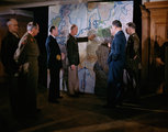 Dwight D. Eisenhower tábornok magas rangú tisztekkel böngészik Európa térképét 1944 februárjában
