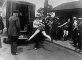 A rendőrség fedetlen lábaik miatt tartóztat le nőket egy chicagói strandon, 1922.