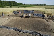 Egy nyolcezer éves, leégett lakóház maradványait bontják ki régészek 
