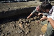 Kertész Róbert ásatásvezető (b) és Farkas Tibor régész a lakóház maradványait bontják ki