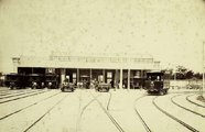 A Kőbányai utcai motorkocsi (villamosvasút) kocsiszín. (Az első budapesti villamos közúti vasút nem egy korábbi lóvasúti vonal villamosításából született, hanem a Siemens & Halske cég a Nagykörúton, azon belül is a Nyugati pályaudvar és a Király utca között új vonalat épített ki. A főváros első villamosvonala. A felvétel 1896-ban készült <br /><i>Fortepan / Budapest Főváros Levéltára / Klösz György</i>