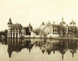 Városligeti-tó és a millenniumi kiállításra épített történelmi főcsoport épületei, balra a Vajdahunyad vára. A felvétel 1896-ban készült <br /><i>Fortepan / Budapest Főváros Levéltára / Klösz György</i>