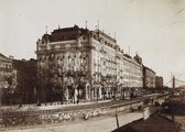 A bezárt Grand Hotel Ritz, a későbbi Dunapalota és a pesti rakpart a Lánchíd felől nézve. Balra Eötvös József szobra, a távolban jobbra az Erzsébet híd látható. A felvétel 1916-ban készült <br /><i>Fortepan / Budapest Főváros Levéltára / Klösz György</i>