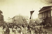 Kossuth Lajos temetési menete a Magyar Nemzet Múzeum előtt. A felvétel 1894. április 1-én készült <br /><i>Fortepan / Budapest Főváros Levéltára / Klösz György</i>