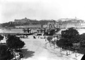 Széchenyi István (Ferenc József) tér, szemben a Lánchíd és a budai Vár. A felvétel 1898 körül készült <br /><i>Fortepan / Budapest Főváros Levéltára / Klösz György</i>