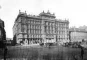Vörösmarty (Gizella) tér a Deák Ferenc utca felől nézve. Szemben a Haas-palota és tőle jobbra a Szálloda a Magyar királyhoz. A felvétel 1894 körül készült <br /><i>Fortepan / Budapest Főváros Levéltára / Klösz György</i>