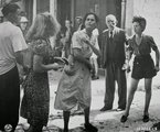 A franciaországi Brignoles-ban a dühös tömeg nyilvánosan szidalmaz egy nőt, akit azzal gyanúsítanak, hogy együttműködött a németekkel. Jellemző volt, hogy a női kollaboránsokat a hölgyek ócsárolták a leghangosabban