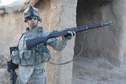 Amerikai katona egy Irakban zsákmányolt M1 Garanddal