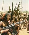 Szomáli felkelő nő az 1977-es ogadeni konfliktus során egy Sturmgewehr-44-gyel (a háttérben további világháborús fegyverek is láthatók)