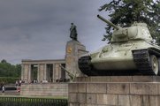 T-34 a berlini Tiergartennél található szovjet emlékműnél