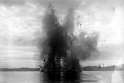A Dardanelláknál a brit flotta felrobbantja egyik súlyosan megrongálódott hajóját, amely zavarta a többi jármű mozgását