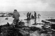 Egy tenger alatti aknát húznak partra az északi-tengeri Heligolandon 1918. október 29-én