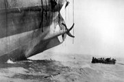 Sikeres menekülés egy német tengeralattjáró által megtorpedózott szövetséges hajóról, amelynek az orra már a víz alá süllyedt, és a hátulsó része kiemelkedett