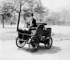 Roger Wallace elektromos autót vezet (1899 körül)