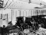 Elektromos járművek töltődnek egy állomáson (1909)