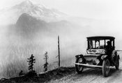 A Detroit Electric által gyártott elektromos autó a Seattle és a Washington államban található, 4392 méter magas Mount Rainer hegycsúcs közti hegyi úton