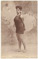 Annette Kellerman ausztrál úszónő, filmsztár, aki kiállt a nők azon jogaiért, hogy viselhessenek testhez simuló fürdőruhát, 1907-ben illetlenség vádjával tartóztatták le