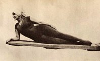 Annette Kellerman a saját maga által tervezett úszódresszben 1909-ben
