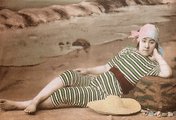 Csíkos úszóruhás lány 1905 körül