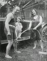 Arthur Fields amerikai énekes és varietésztár feleségével és gyermekével 1919 körül