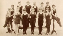Hollywoodi hölgyek fürdőöltözékben (1916)