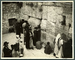 Zsidók imádkoznak a Siratófalnál az 1920-as években