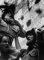 Izraeli katonák emelik a magasba Slomó Goren rabbit a Siratófalnál a hatnapos háború idején