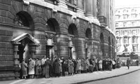 Érdeklődők sora az Old Bailey bíróság nyilvános galériája előtt az 1960-as per során (kép forrása: businessfast.co.uk