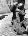 Fakérget rágó kínai férfi 1942-ben