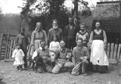 Jesse Woodson James a bal szélen látható szülei, Orpha Elizabeth és William M James mellett