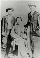 Jesse (jobb oldalon), testvére, Frank James (középen) és Fletch Taylor Nashville-ben 1867 júniusában