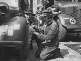 Erzsébet hercegnő kereket cserél a második világháború végén, 1945-ben. Erzsébetet a háború alatt autószerelőnek képezték ki, és katonai teherautót vezetni is megtanult