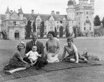 A királyi család a balmorali kastély kertjében 1960-ban