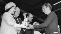 II. Erzsébet átadja Bobby Moore angol csapatkapitánynak a Jules Rimet-trófeát, miután az angol csapat a Wembley-ben rendezett VB-döntőben legyőzte az NSZK csapatát 