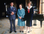 A királynő Károly herceggel és Dianával a Buckingham-palotában 1981. október 7-én
