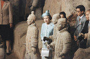 II. Erzsébet megtekinti a kínai agyaghadsereget 1986-ban