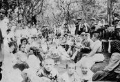 Visszafogott kerti piknik 1912-ből