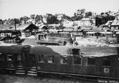 Déli pályaudvar, háttérben a Naphegy. Középen a MÁV 242. sorozatú áramvonalas szertartályos gőzmozdonyának roncsa (1945)