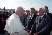 II. János Pál pápa és Göncz Áprád kezet fognak a repülőtéri búcsúztatáson 1991. augusztus 20-án